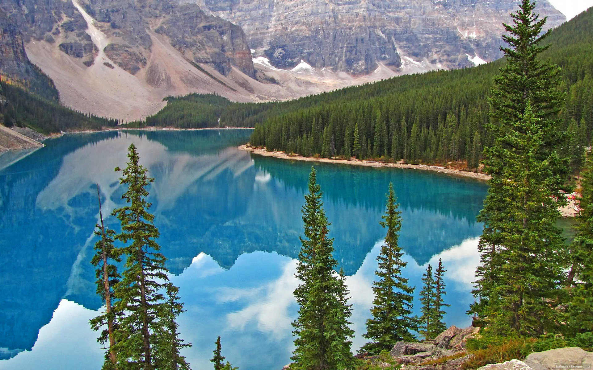 中国足球国家队防守战术体系特色与漏洞分析，足球防守球队排名